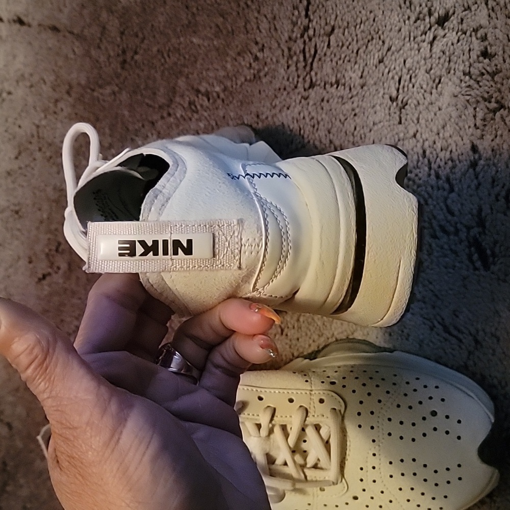 Nike - Picture 3 of 4